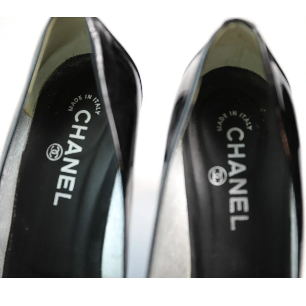 Chanel Black Patent Leather CC Logo Silver Heel Pumps Size 41 Made in‎ Italy